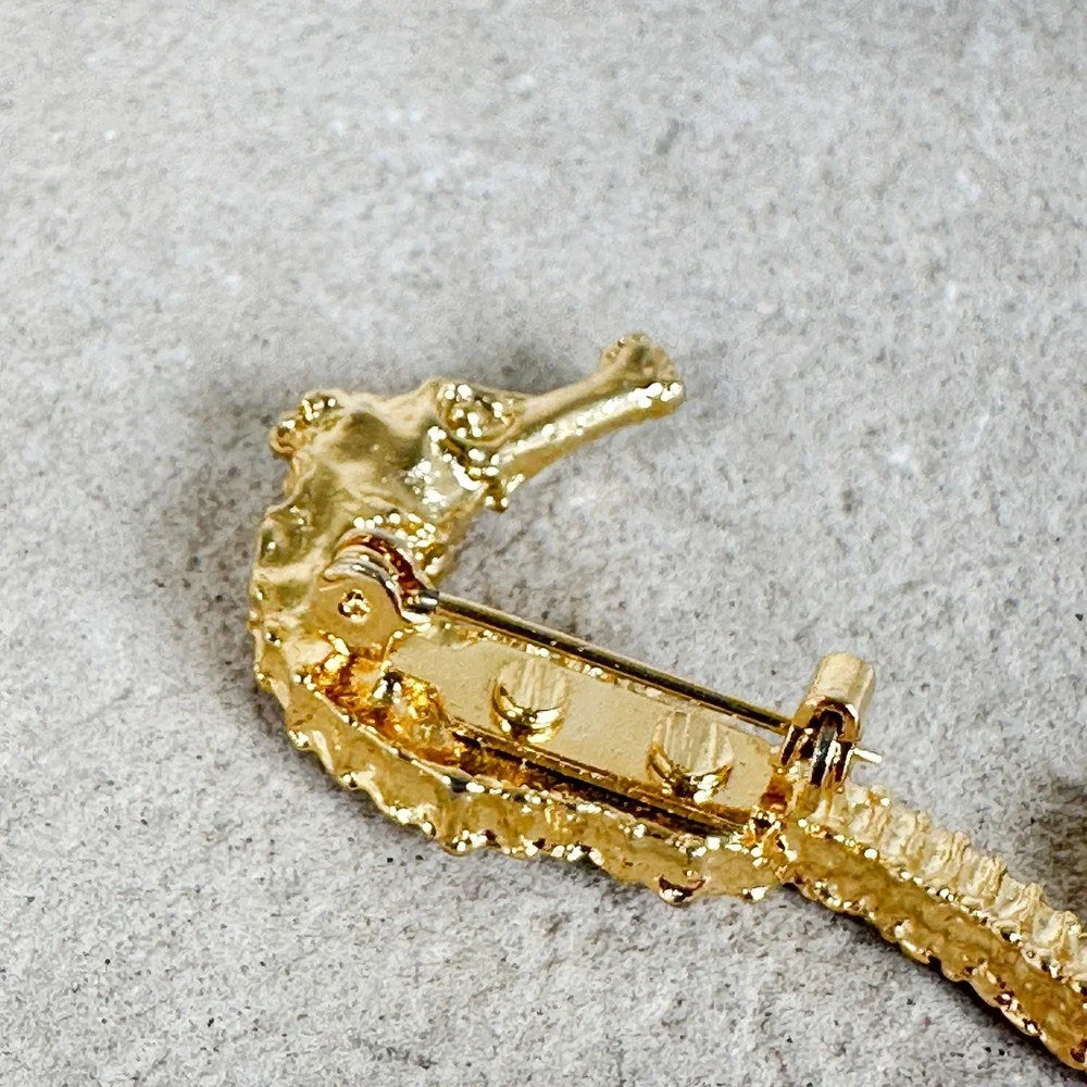 Vintage Unsigned‎ Gold Tone Textured Seahorse Brooch Green Rhinestone Eye